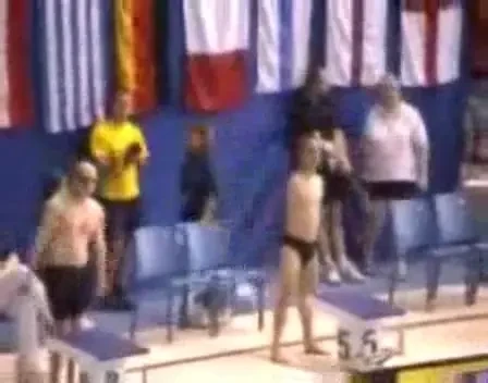 VIDEO SOCANT! Cel mai rapid inotator fara maini care castiga in orice bazin!