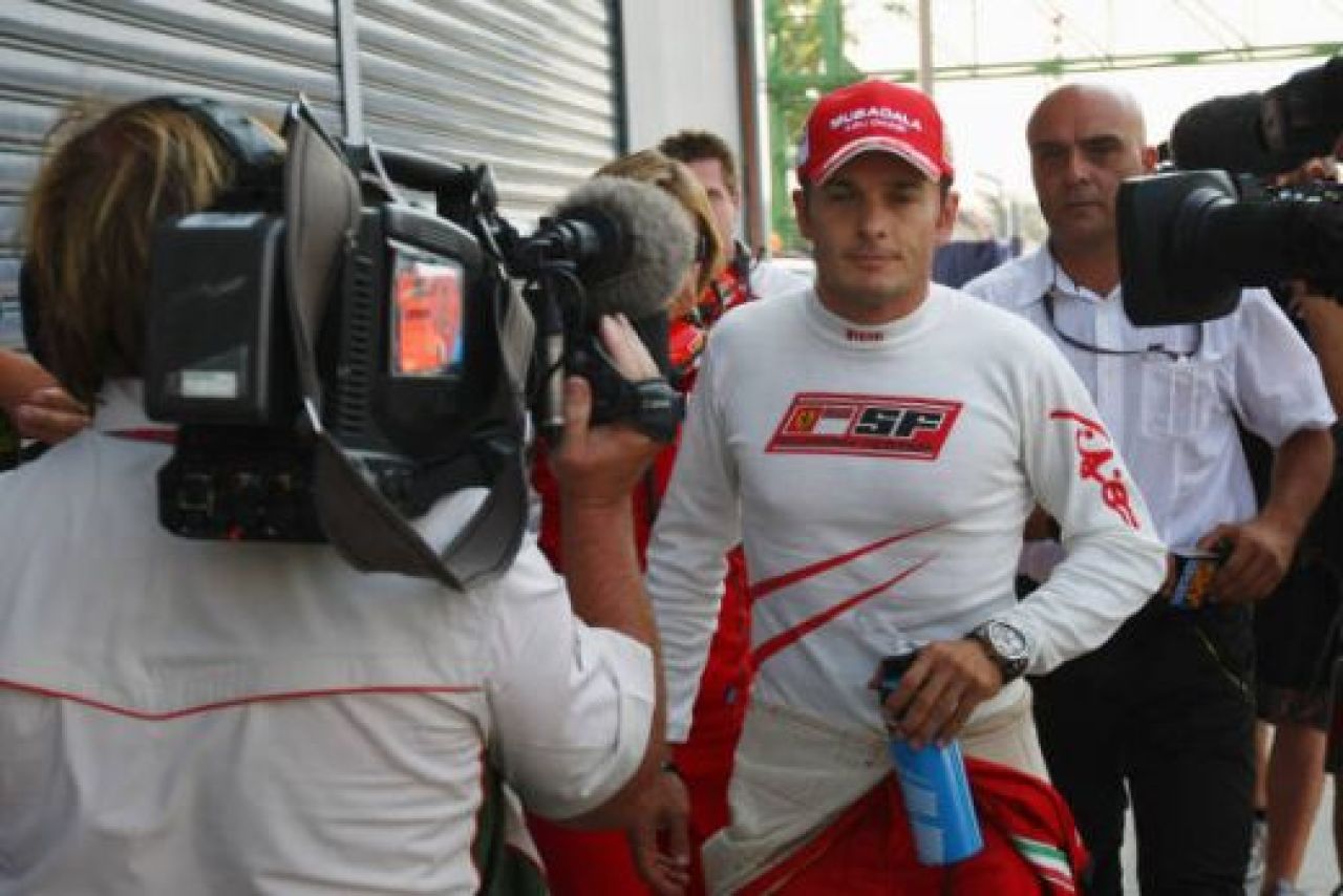 FOTO: Fisichella si-a facut praf masina pe pista! Vezi accidentului pilotului F1!_10