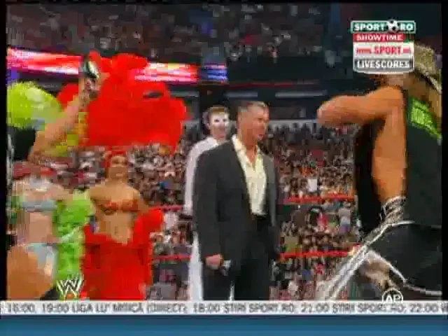 Femei frumoase, Elvis si striptease ... McMahon si-a serbat ziua la RAW
