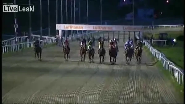 VIDEO INCREDIBIL! A supravietuit dupa ce a fost CALCATA&nbsp;de un cal intr-o cursa!