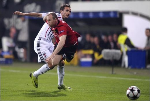 VIDEO Rooney, criza de nervi in Turcia: a dat cu ghetele de pamant!_3