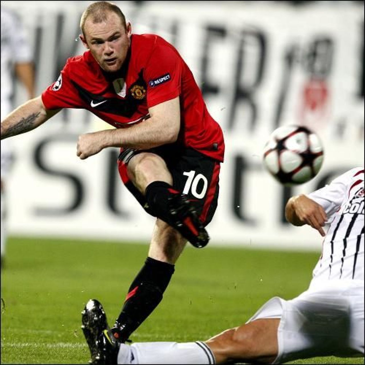 VIDEO Rooney, criza de nervi in Turcia: a dat cu ghetele de pamant!_4