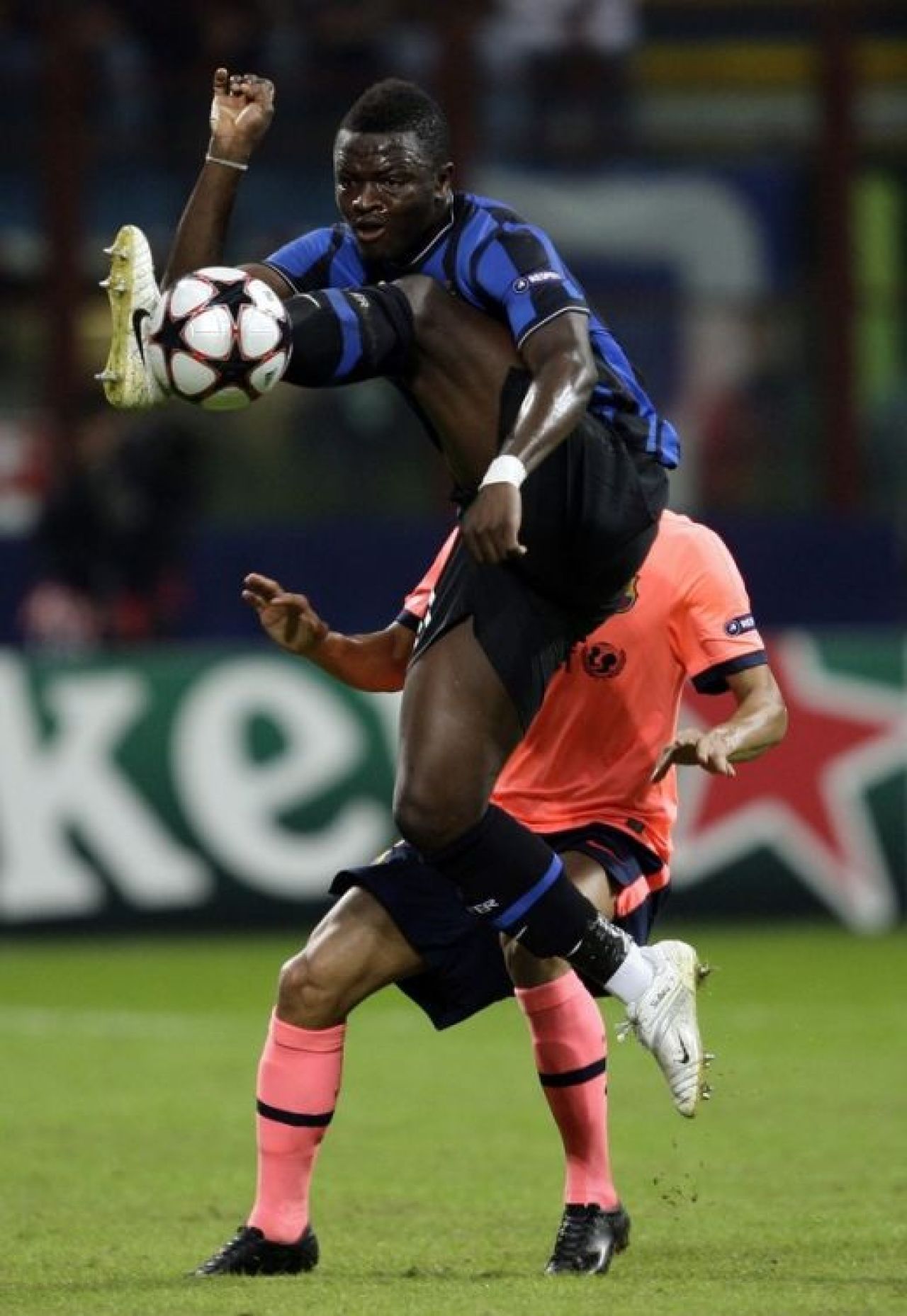 FOTO: Inter 0-0 Barcelona! Chivu, intrare criminala la Messi! Vezi intrarea!_3