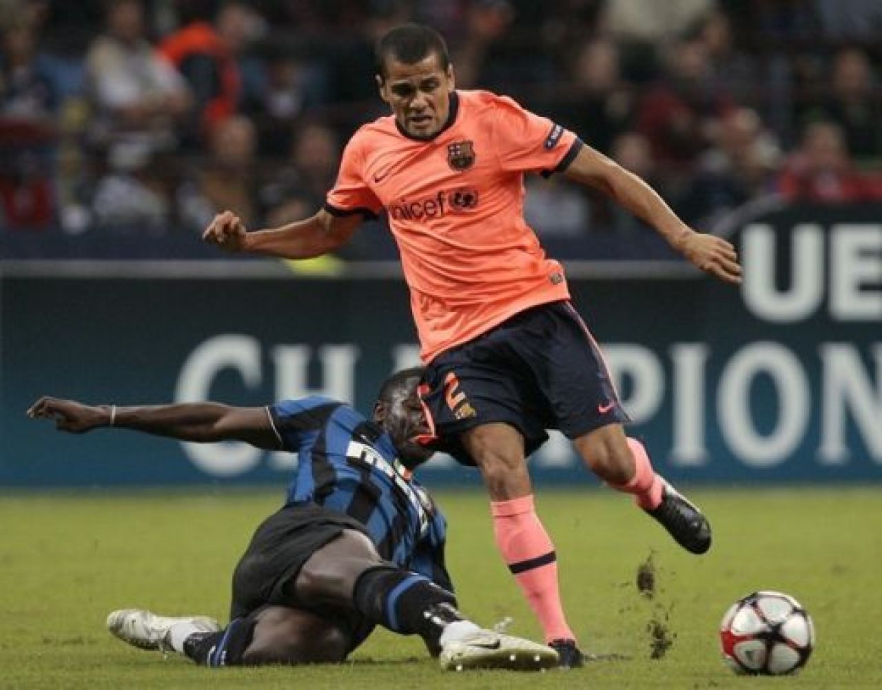 FOTO: Inter 0-0 Barcelona! Chivu, intrare criminala la Messi! Vezi intrarea!_10