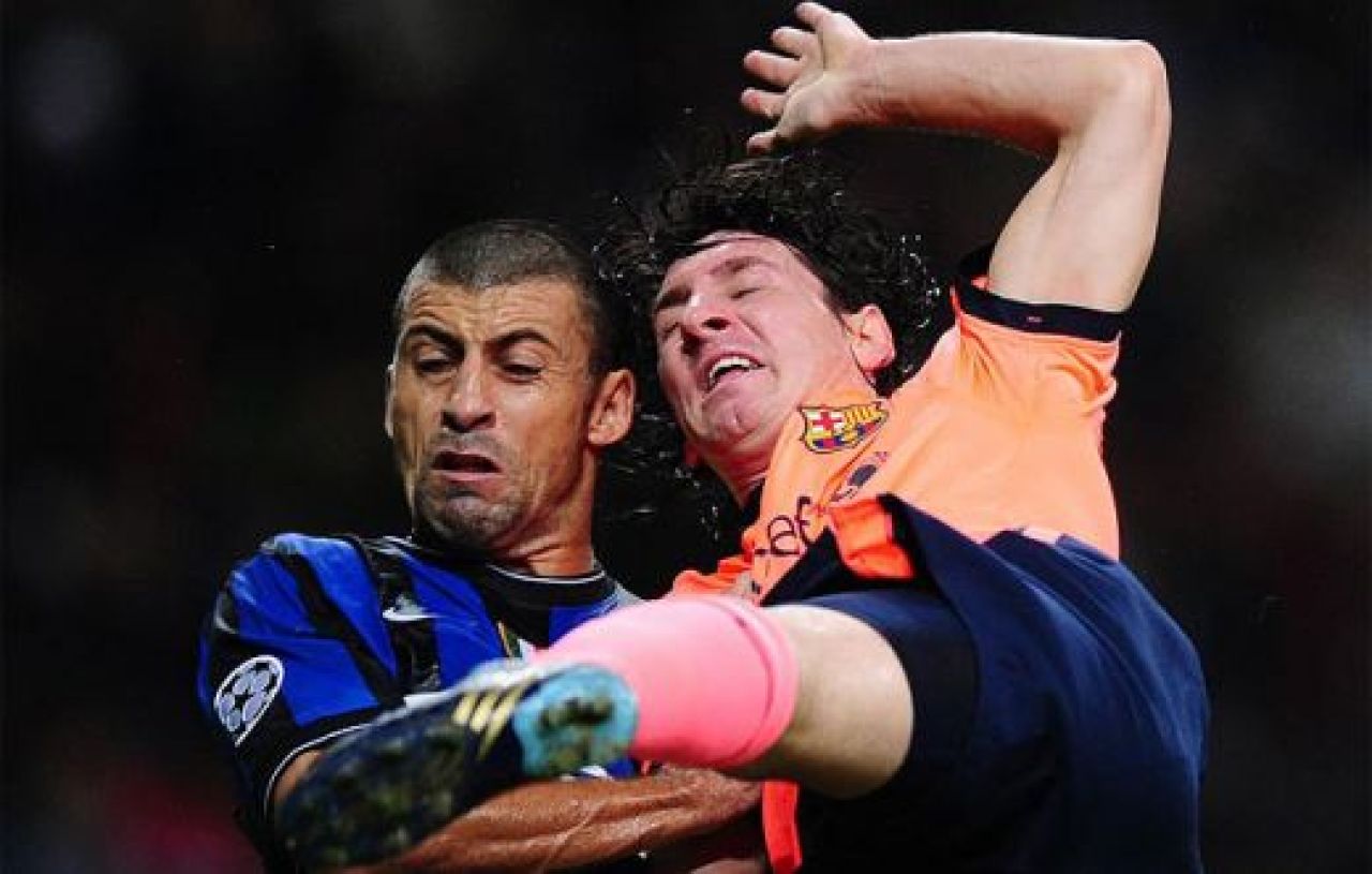 FOTO: Inter 0-0 Barcelona! Chivu, intrare criminala la Messi! Vezi intrarea!_14