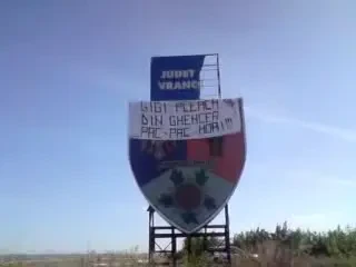 VIDEO: Stema orasului Vrancea acoperita cu "Gigi, pleaca din Ghencea! Pac, pac, mori!"