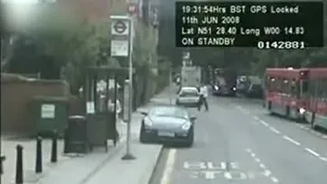 VIDEO / Ce se intampla cand parchezi in statia de autobuz?