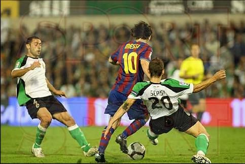 FOTO: Sepsi l-a facut KO pe Messi in Racing - Barca! Vezi cum l-a faultat_4