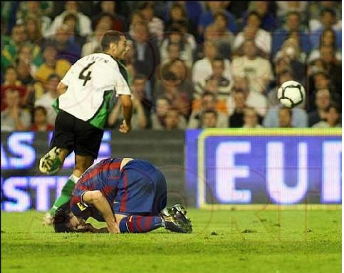 FOTO: Sepsi l-a facut KO pe Messi in Racing - Barca! Vezi cum l-a faultat_2