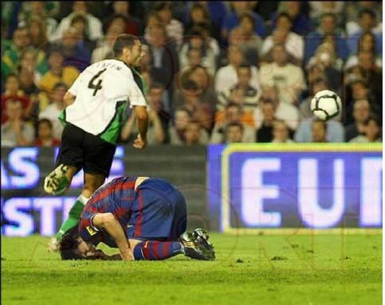 FOTO: Sepsi l-a facut KO pe Messi in Racing - Barca! Vezi cum l-a faultat_2