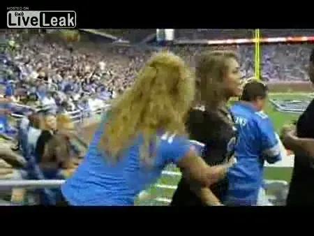 VIDEO: O femeie beata si isterica a facut scandal in tribune la un meci de fotbal