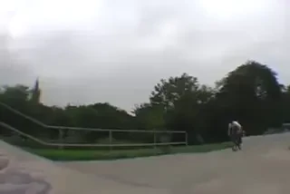 VIDEO! Nu incerca asta in parc! S-a crezut Superman pe bicicleta si a cazut in CAP!