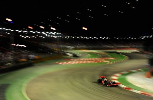 Hamilton a castigat in nocturna la Singapore!_7