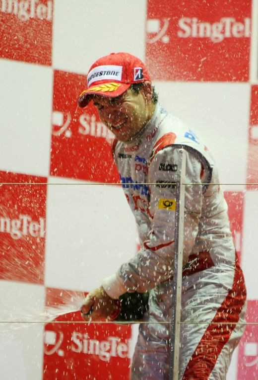 Hamilton a castigat in nocturna la Singapore!_10