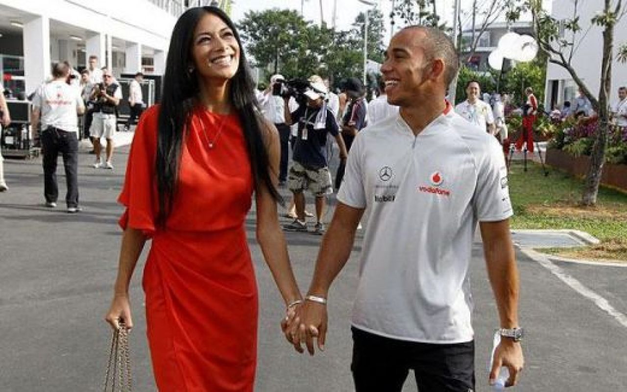 Hamilton a castigat in nocturna la Singapore!_17