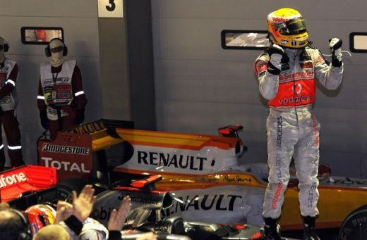 Hamilton a castigat in nocturna la Singapore!_22