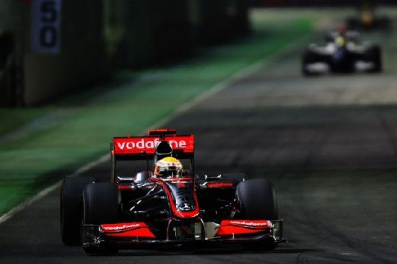 Hamilton a castigat in nocturna la Singapore!_26