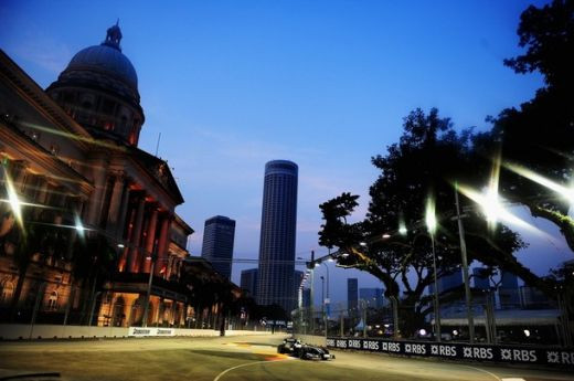 Hamilton a castigat in nocturna la Singapore!_30