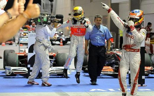 Hamilton a castigat in nocturna la Singapore!_33