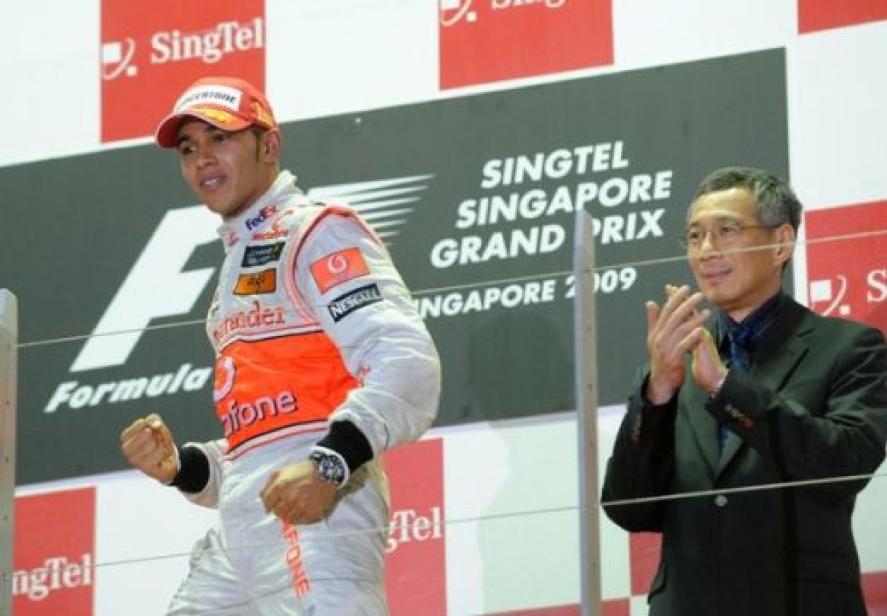 Hamilton a castigat in nocturna la Singapore!_38