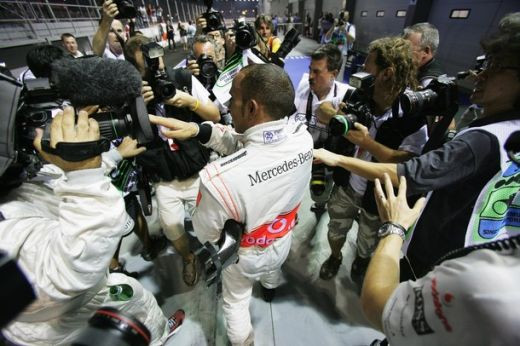 Hamilton a castigat in nocturna la Singapore!_40