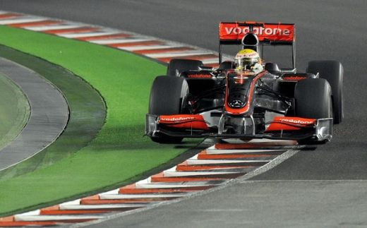 Hamilton a castigat in nocturna la Singapore!_48