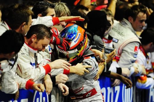 Hamilton a castigat in nocturna la Singapore!_50