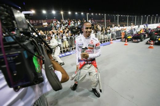 Hamilton a castigat in nocturna la Singapore!_52