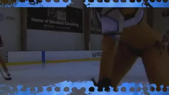 VIDEO / Cine le incalzeste cand li se face frig? Cel sexy meci de hockey