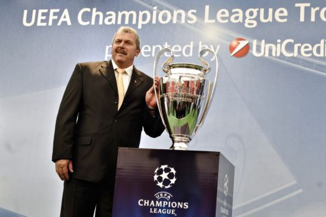FOTO: Duckadam a ridicat din nou trofeul Ligii Campionilor!_2