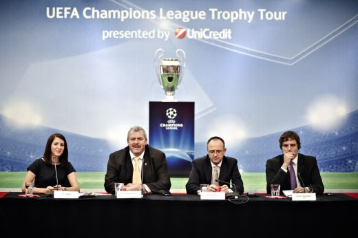 FOTO: Duckadam a ridicat din nou trofeul Ligii Campionilor!_4