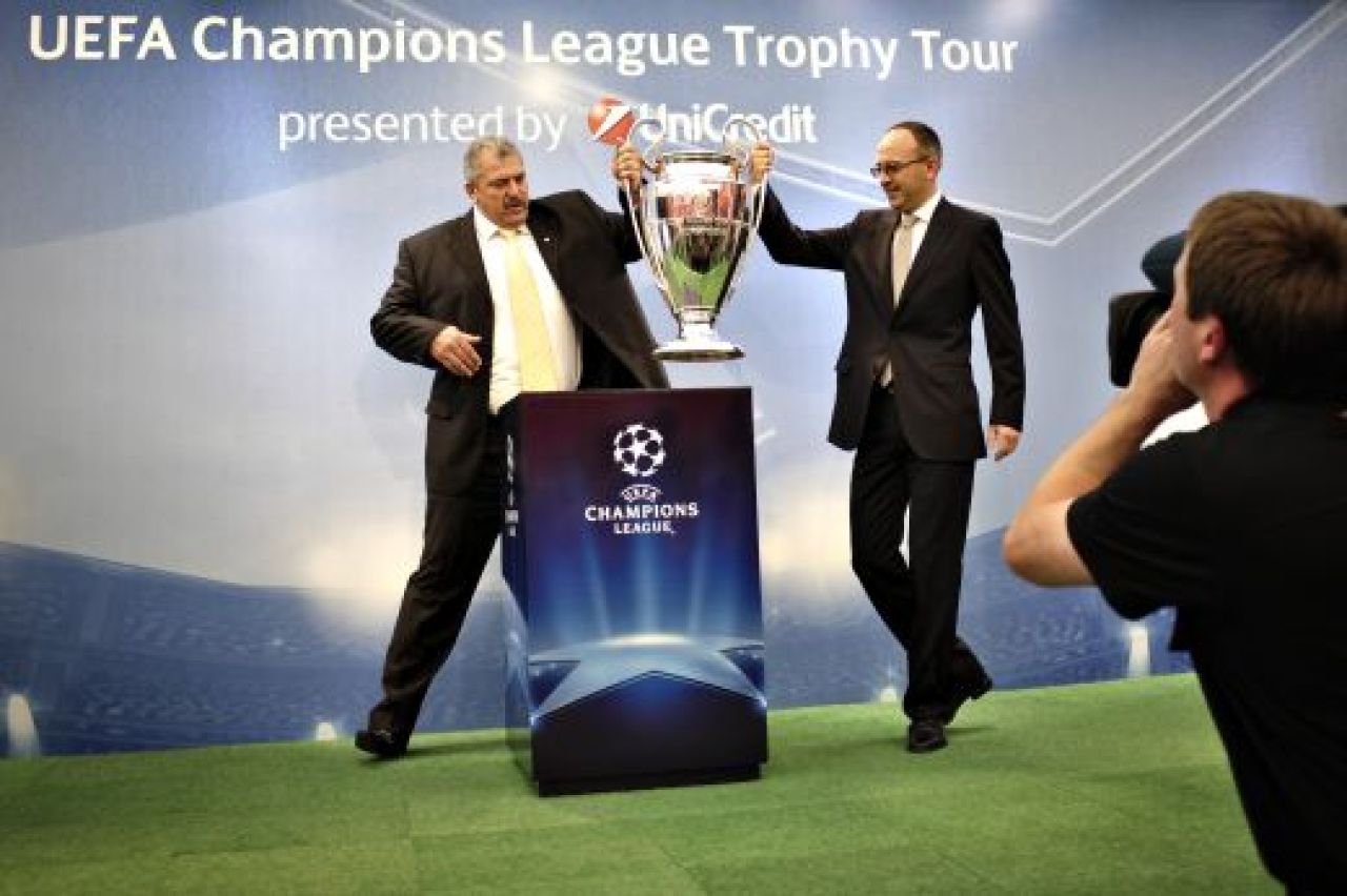 FOTO: Duckadam a ridicat din nou trofeul Ligii Campionilor!_5