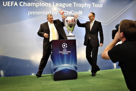 FOTO: Duckadam a ridicat din nou trofeul Ligii Campionilor!_5