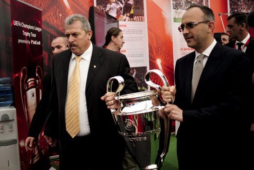 FOTO: Duckadam a ridicat din nou trofeul Ligii Campionilor!_6