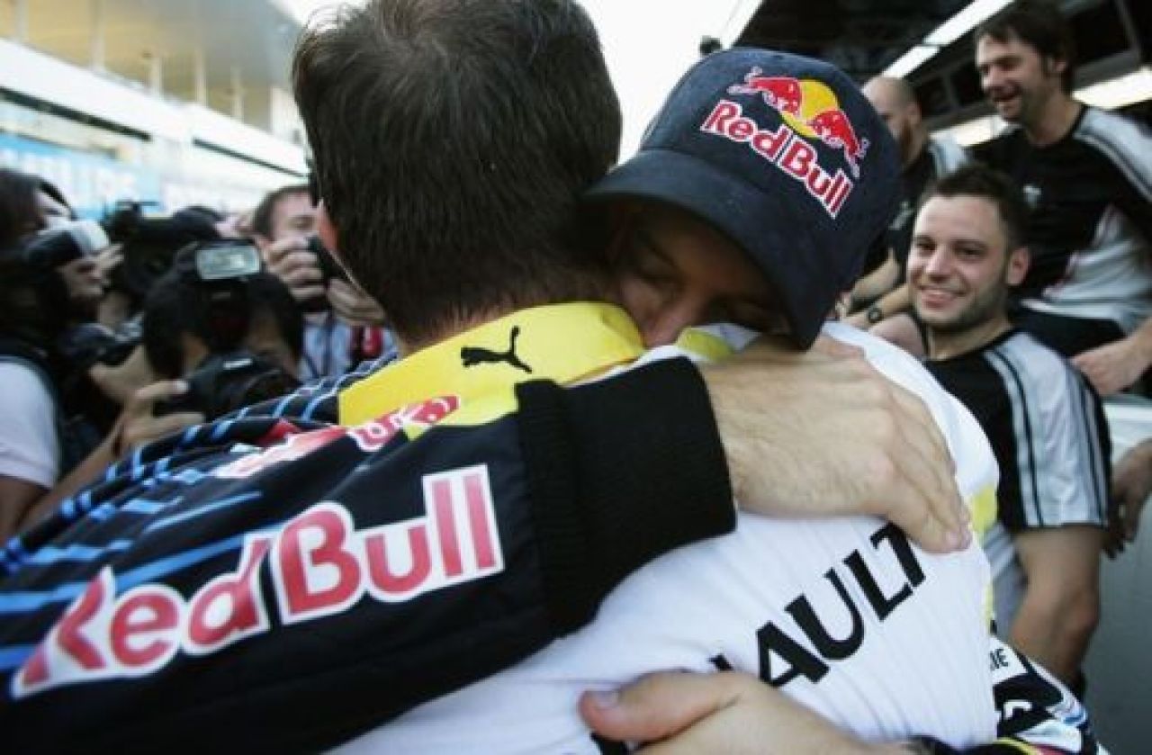 Vettel a castigat in Japonia si pastreaza sanse la titlul mondial!_15