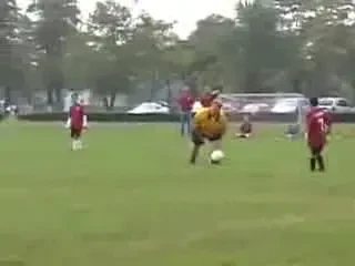 Ouch! Cea mai dureroasa lovitura din fotbal! :)