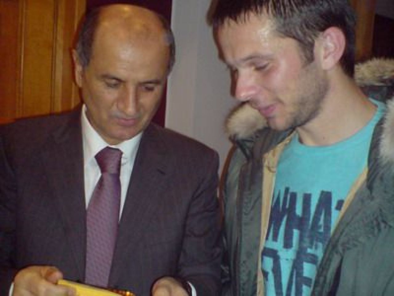 Vezi ce cadou i-a facut Copos lui Bozovici!_3