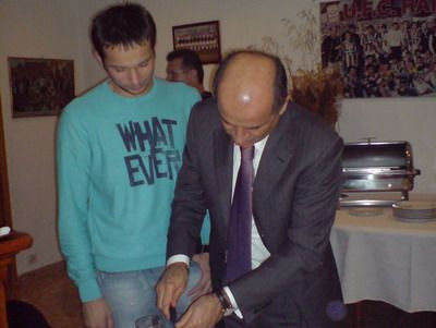 Vezi ce cadou i-a facut Copos lui Bozovici!_5