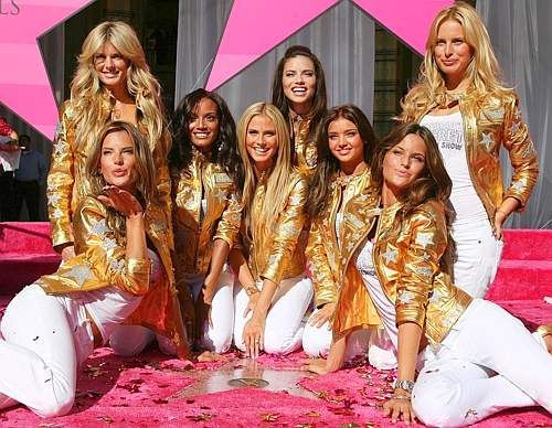 Victoria Beckham a facut show cu "ingerii" de la Victoria Secret