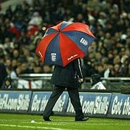 Senzational! Citeste un super-interviu cu umbrela lui Steve McClaren :)_5