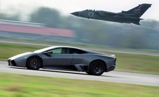 Ai vrea sa te iei la intrecere cu avioanele? Atunci va trebui sa-ti iei un Lamborghini Reventon!_1