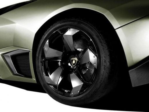 Ai vrea sa te iei la intrecere cu avioanele? Atunci va trebui sa-ti iei un Lamborghini Reventon!_8