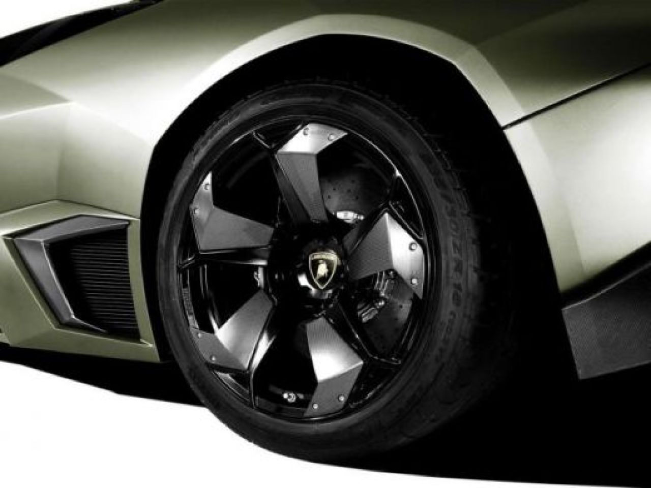 Ai vrea sa te iei la intrecere cu avioanele? Atunci va trebui sa-ti iei un Lamborghini Reventon!_8