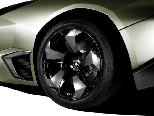 Ai vrea sa te iei la intrecere cu avioanele? Atunci va trebui sa-ti iei un Lamborghini Reventon!_8
