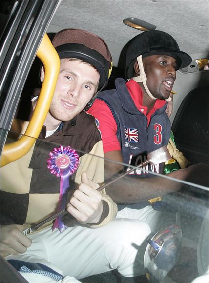 Show la West Ham: Jucatorii s-au deghizat si au iesit in oras_9