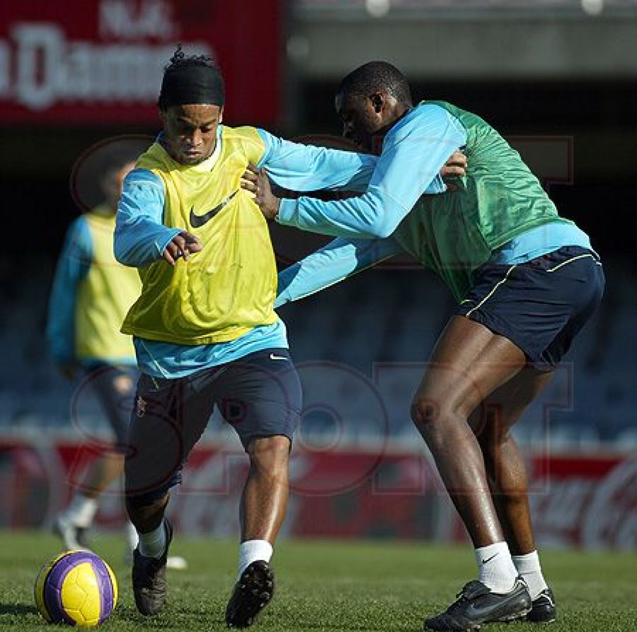 Meciul meciurilor - vezi cum se pregatesc Ronaldinho si Henry pentru