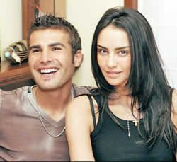 Consuleo Mutu a prins gustul pentru tatuaje: si-a scris pe mana numele lui Mutu!_3