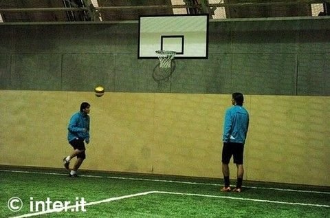 Chivu a descoperit ultima distractie la Milano! Fotbal la cosul de baschet!