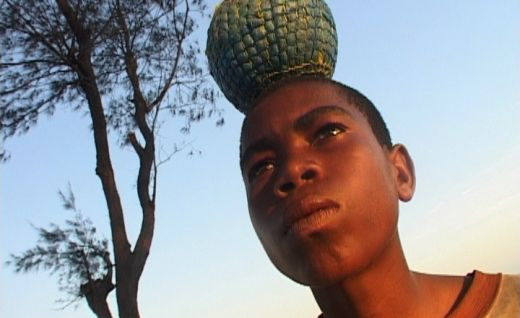 VIDEO Incredibil! Copiii din Africa invata fotbal cu mingi din prezervative!_3