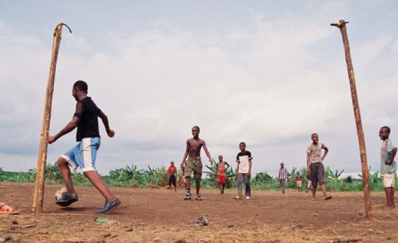 VIDEO Incredibil! Copiii din Africa invata fotbal cu mingi din prezervative!_4